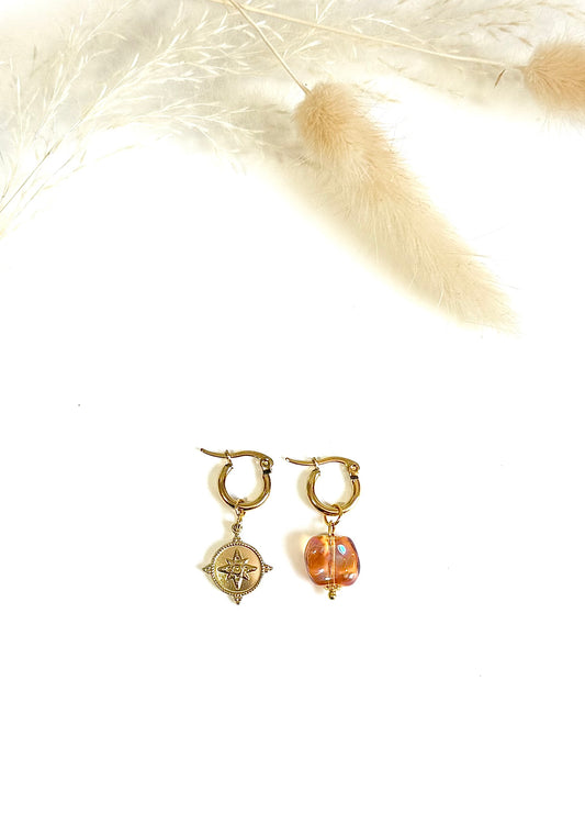 Boucles d’oreille dépareillées en acier inoxydable argenté avec soleil. Mix and match.