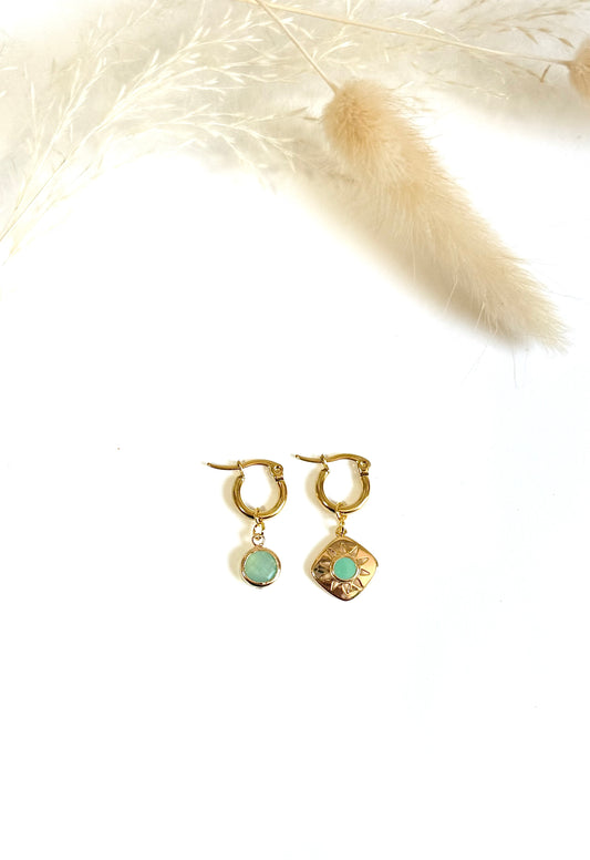 Boucles d’oreille dépareillées en acier inoxydable argenté avec soleil. Mix and match.