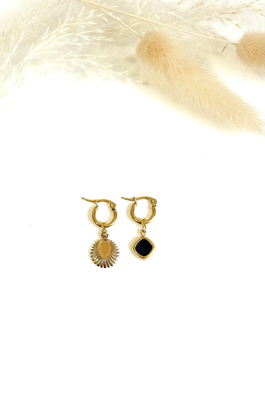 Boucles d’oreille dépareillées en acier inoxydable argenté avec soleil. Mix and match.