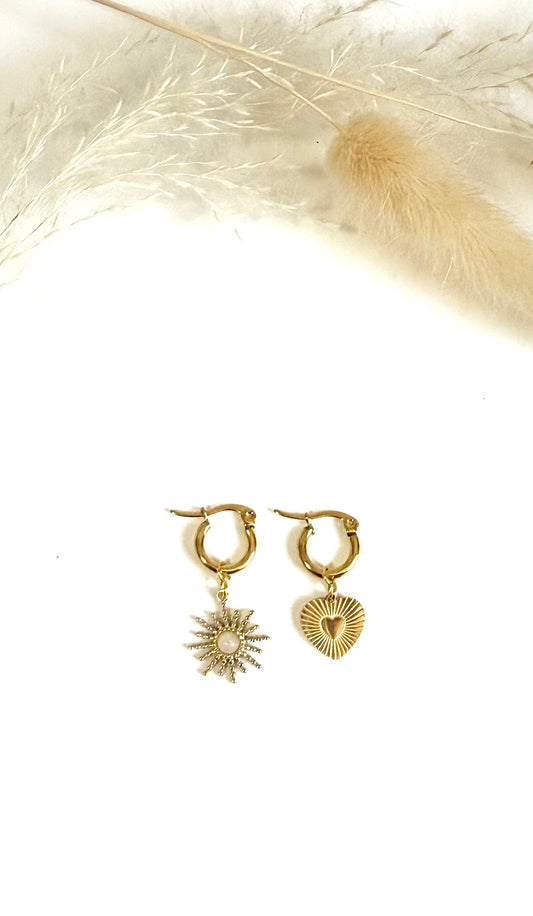 Boucles d’oreille dépareillées en acier inoxydable argenté avec soleil. Mix and match.
