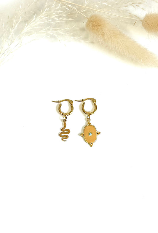 Boucles d’oreille dépareillées en acier inoxydable argenté avec soleil. Mix and match.