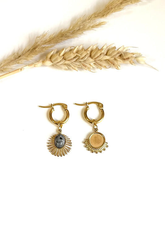 Boucles d’oreille dépareillées en acier inoxydable argenté avec soleil. Mix and match.