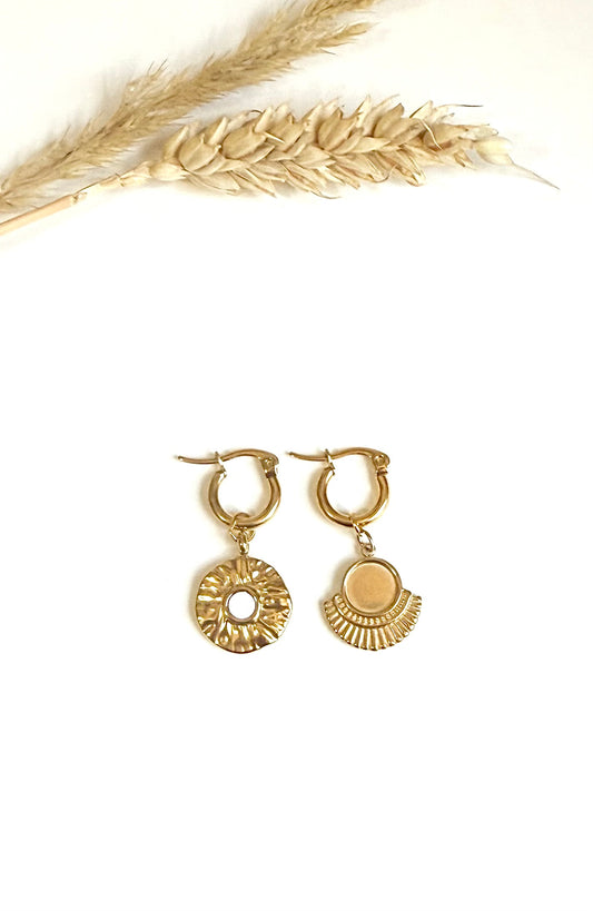 Boucles d’oreille dépareillées en acier inoxydable argenté avec soleil. Mix and match.