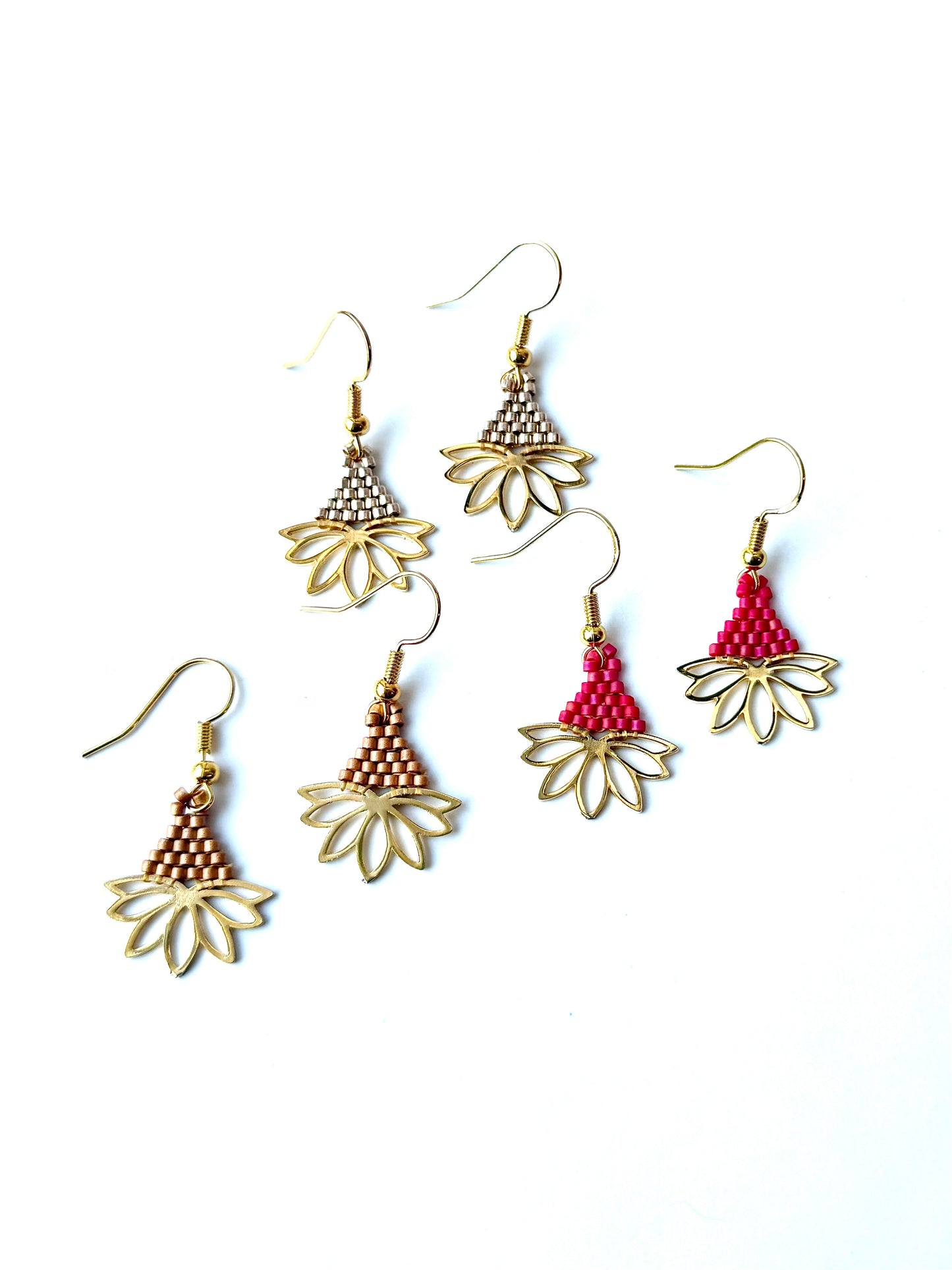 Boucles d’oreilles petites fleurs en perles de verre.