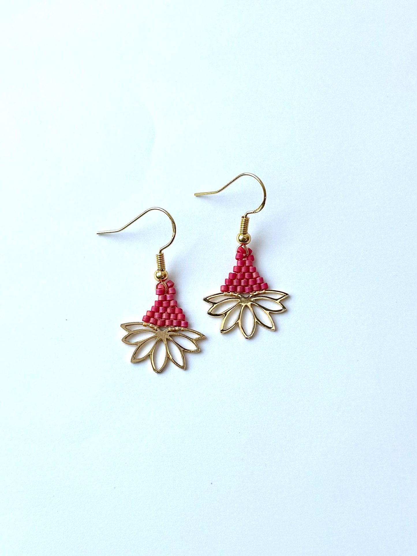 Boucles d’oreilles petites fleurs en perles de verre.