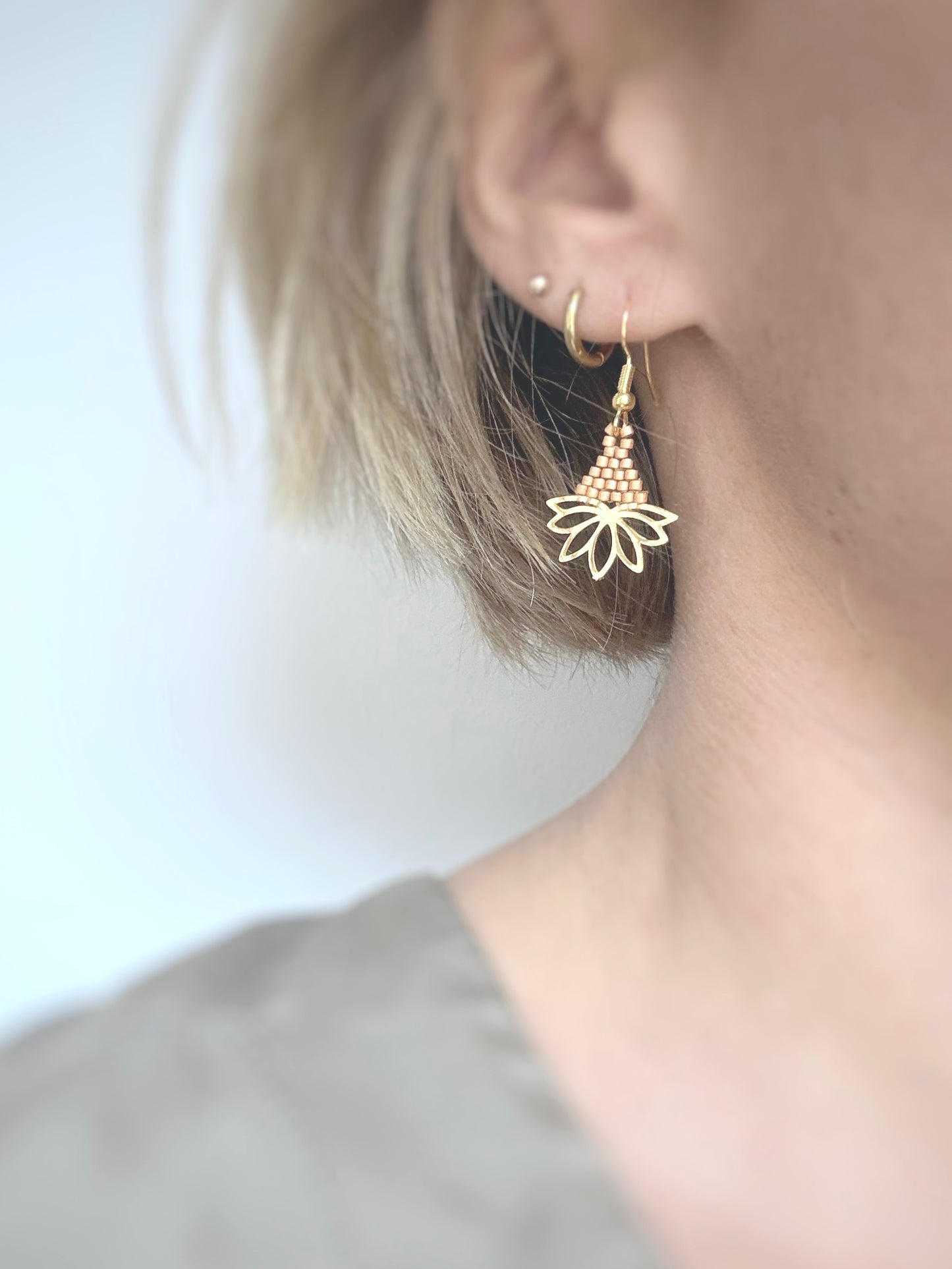 Boucles d’oreilles petites fleurs en perles de verre.