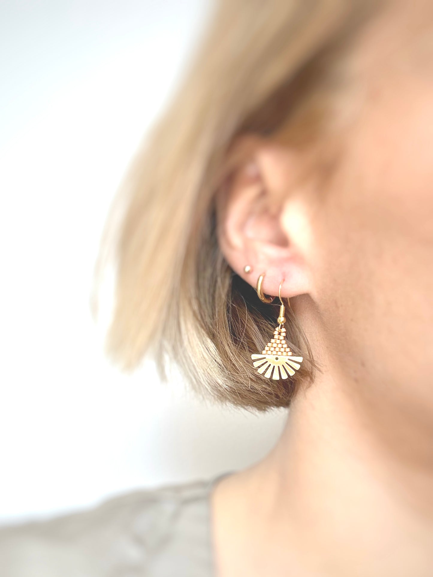 Boucles d'oreilles demi soleil en acier inoxydable et perle de verre.