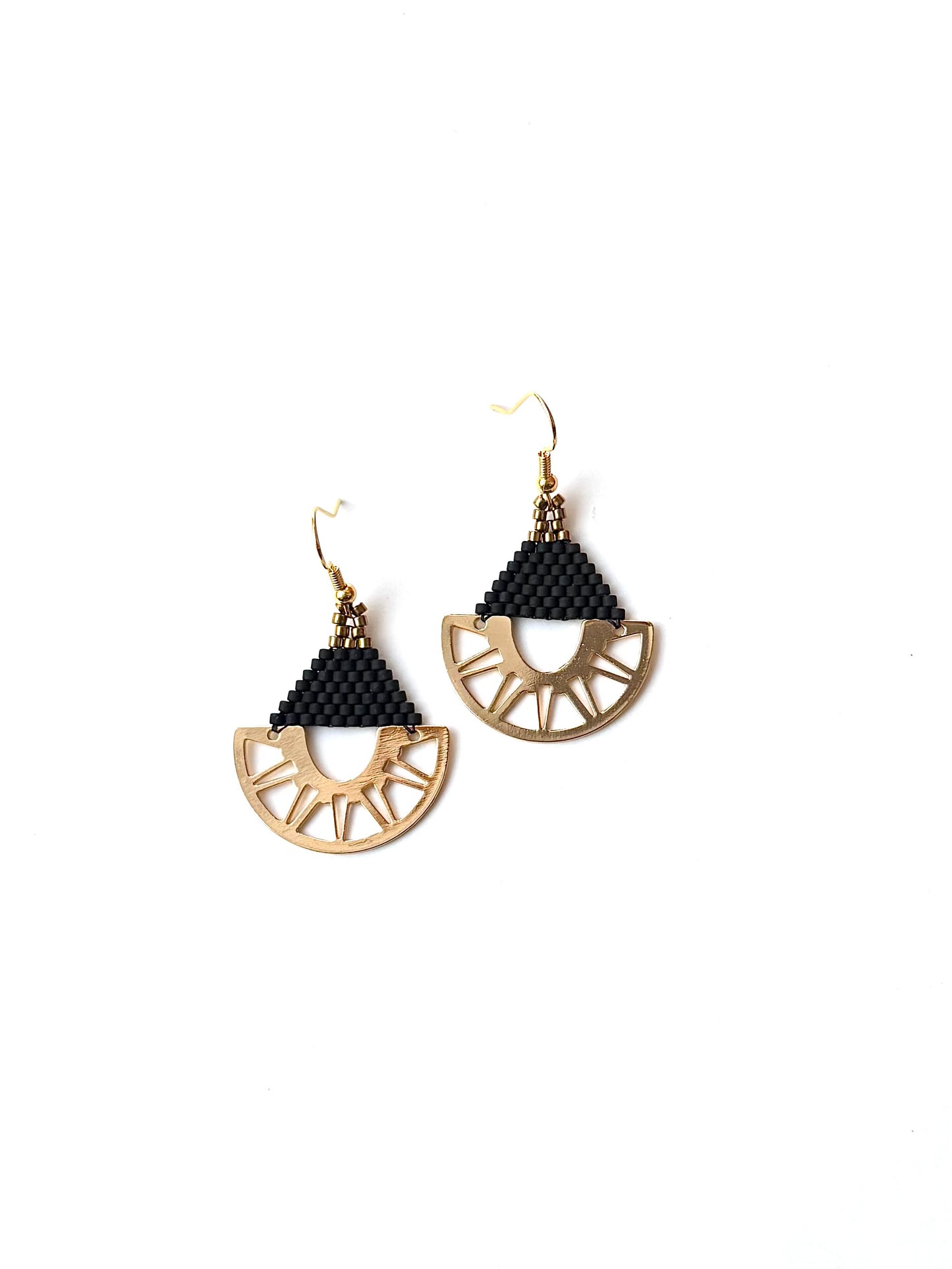 Boucles d’oreilles ethniques en acier inoxydable et perles de verre.